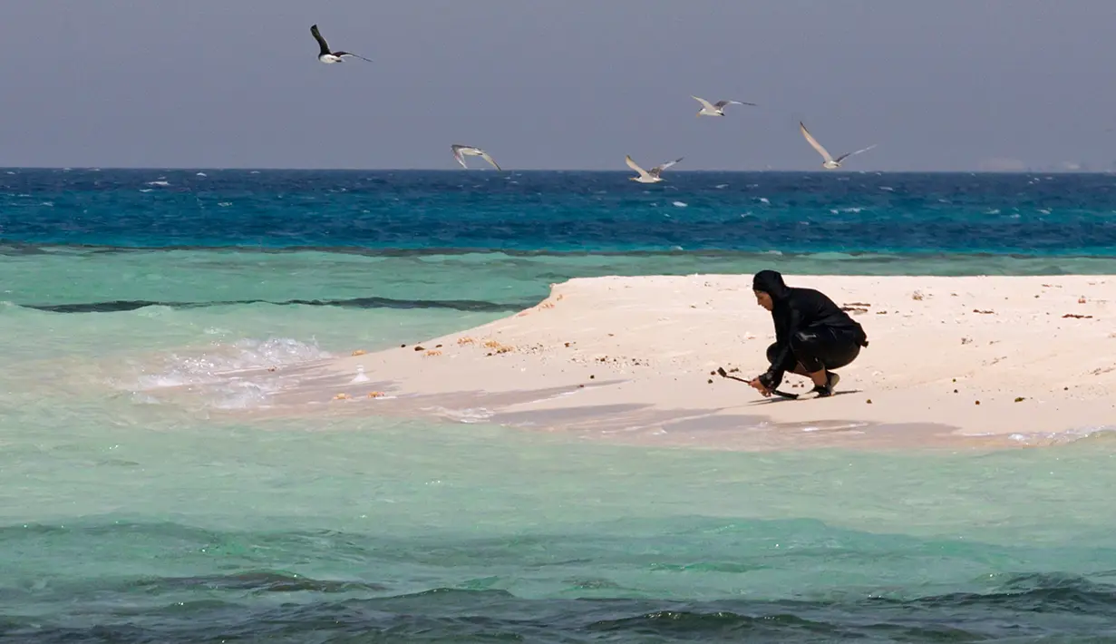 Instruktur selam Arab Saudi, Nouf Alosaimi memfilmkan kehidupan alami di sebuah pulau berpasir di Laut Merah, dekat King Abdullah Economic City. Arab Saudi saat ini sedang mengembangkan industri pariwisata. (AP Photo/Amr Nabil)