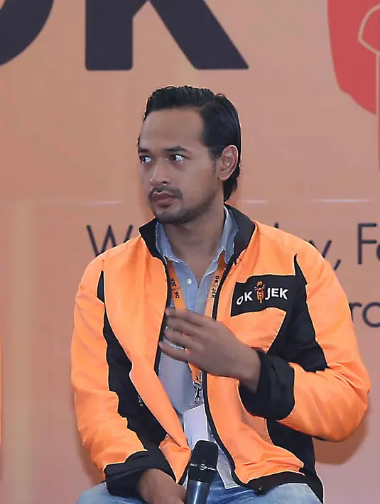 Gaya barunya ini karena tuntutan perannya sebagai tukang ojek online dalam sitkom OK-Jek. (Nurwahyunan/Bintang.com)