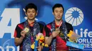Lee Yong Dae (kiri) dan Yoo Yeon Seong saat berada di podium usai menumbangkan Chai Biao/Hong Wei (Tiongkok) di final BCA Indonesia Open 2016, Jakarta, (5/6/2016). Lee Yong Dae/Yoo Yeon Seong unggul 13-21, 21-13, 21-16. (Liputan6.com/Helmi Fithriansyah)