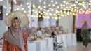 Model membawakan busana karya desainer Intan Kusuma dan Atina Maulia di Akuatik GBK Senayan, Jakarta, Kamis (2/5/2019). Sebanyak 30 koleksi busana hijab dengan nama Vanilla Raya diperagakan menyambut bulan suci Ramadan. (Liputan6.com/Fery Pradolo)