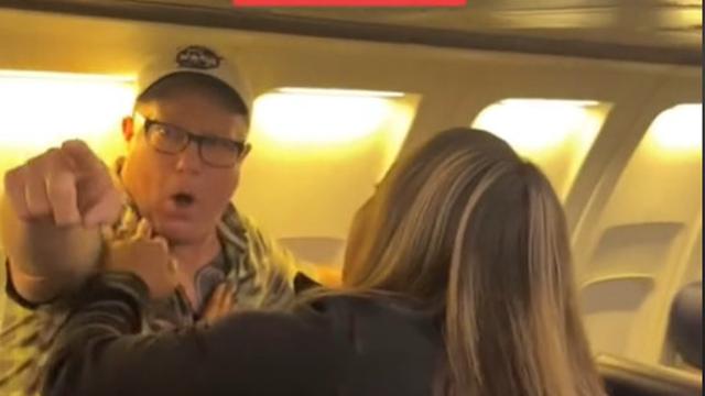 Istri Bantu Suami Pengidap Alzheimer Tenang dengan Nyanyikan Lagu Kesukaannya di Pesawat