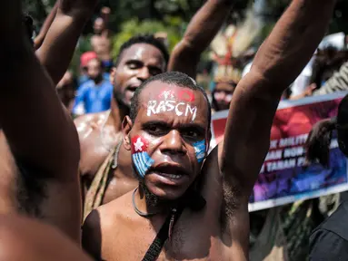 Aliansi Mahasiswa Anti Rasisme, Kapitalisme, Kolonialisme dan Militerisme berunjuk rasa di depan Istana Merdeka, Jakarta, Kamis (22/8/2019). Protes atas insiden yang terjadi di Asrama Papua di Surabaya ini dilakukan setelah sebelumnya mereka berunjuk rasa di Mabes TNI AD. (Liputan6.com/FaizalFanani)