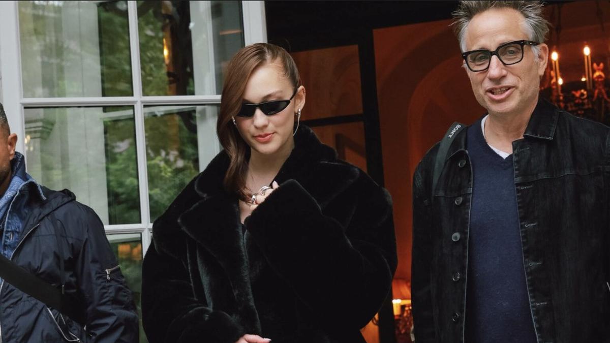 Potret Koleksi Tas Lola Tung Selama Press Tour, dari Klasik Hitam sampai Playful Motif Leopard