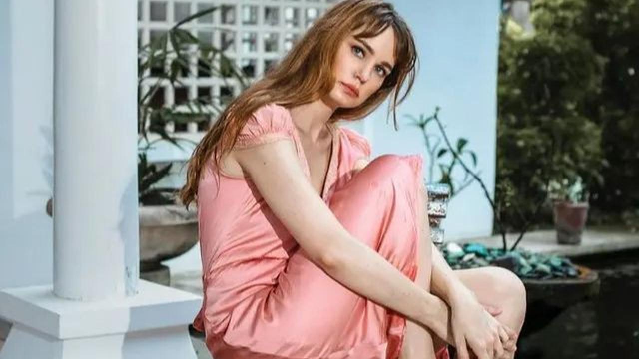 Sebagai seorang aktris, Valentine Payen telah mengukir namanya dalam beberapa judul film, seperti Beyond Skyline (2017), Milady (2015), dan Adele (2016).