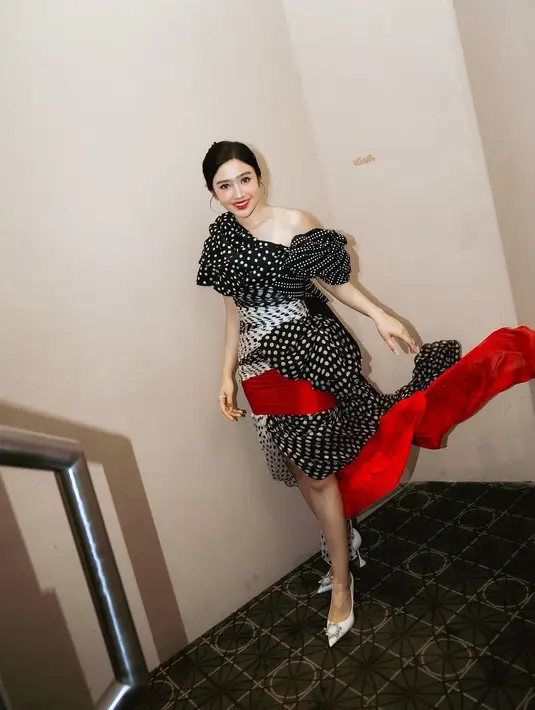 Gaun one shoulder dengan beberapa ukuran polkadot bernuansa hitam putih dengan rok asimetris. Bikin tampilannya lebih playful. [@febbyrastanty]