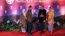 <p>Perdana Menteri Malaysia Anwar Ibrahim (kedua kiri) dan istrinya Wan Azizah Wan Ismail (kiri) disambut oleh Presiden Indonesia Joko Widodo atau Jokowi (kedua kanan) dan Ibu Negara Iriana Widodo pada gala dinner KTT ke-43 ASEAN di Jakarta, Indonesia, Rabu (6/9/2023). (Mast IRHAM/POOL/AFP)</p>