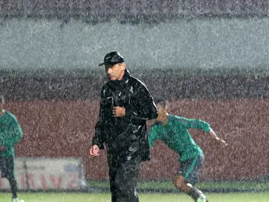 Hujan deras iringi latihan Alfred Riedl dan timnas Indonesia di Stadion Maguwoharjo, Sleman, Sabtu (08/10/2016). (Bola.com/Nicklas Hanoatubun)