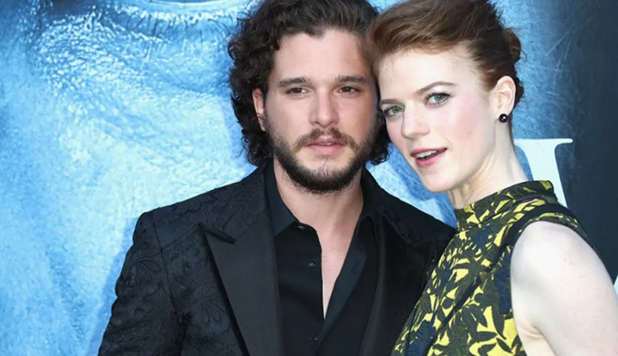Rose Leslie dan Kit Harington, bulan lalu telah mengumumkan soal pertunangan mereka. terbaru, aktris cantik ini tertangkap kamera sedang berlenggang dengan memamerkan cincin pertunangannya itu. (AFP/Frederick M.Brown)