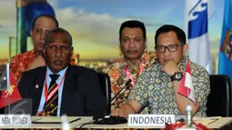 Kapolri, Jenderal Tito Karnavian (kanan) menyimak pertanyaan usai pertemuan dengan perwakilan empat negara yang tergabung dalam Melanesia Spearhead Group (MSG) di Jakarta, Selasa (14/3). (Liputan6.com/Helmi Fithriansyah)