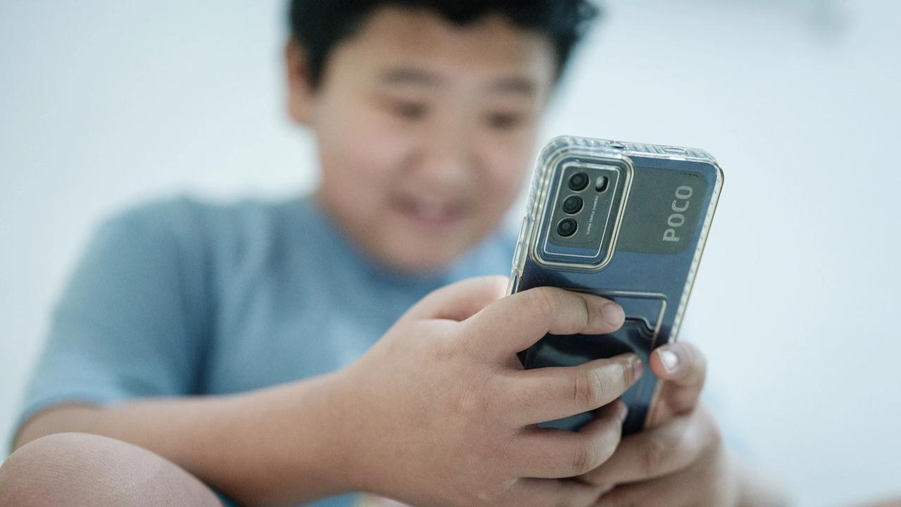 FOTO: Aturan Baru Batasi Akses Digital Anak Mulai Berlaku