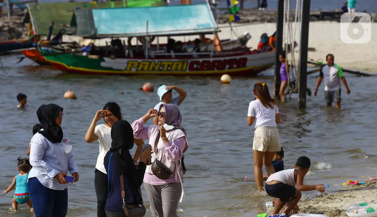 Warga berlibur di Pantai Ancol, Pademangan, Jakarta Utara, Rabu (1/6/2022). Libur Nasional Hari Lahir Pancasila, dimanfaatkan warga mengajak sanak saudara tamasya di Pantai Ancol. (Liputan6.com/Herman Zakharia)