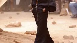 Naomi Campbell mengenakan kreasi untuk koleksi ready-to-wear Off-White Fall/Winter 2023-2024 pada acara  Paris Fashion Week, Prancis, Kamis, 2 Maret 2023. Model itu mengenakan tampilan lain dengan gaun sutra hitam dengan bagian depan beritsleting dan rok yang melambai. (Vianney Le Caer/Invision/AP)