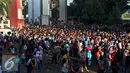 Suasana warga di halaman Taman Ismail Marzuki (TIM) saat menyaksikan Gerhana Matahari Total (GMT) 2016 di halaman Taman Ismail Marzuki (TIM), Jakarta, Rabu (9/3). Fenomena alam ini terjadi setiap 350 tahun. (Liputan6.com/Fery Pradolo)