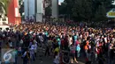 Suasana warga di halaman Taman Ismail Marzuki (TIM) saat menyaksikan Gerhana Matahari Total (GMT) 2016 di halaman Taman Ismail Marzuki (TIM), Jakarta, Rabu (9/3). Fenomena alam ini terjadi setiap 350 tahun. (Liputan6.com/Fery Pradolo)