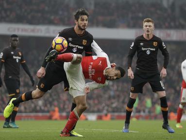 Pemain Arsenal, Francis Coquelin (tengah) berusaha merebut bola dari hadangan pemain Hull City, Andrea Ranocchia pada lanjutan Premier League di Emirates Stadium, London, (11/2/2017). Arsenal menang 2-0.  (AP/Matt Dunham)
