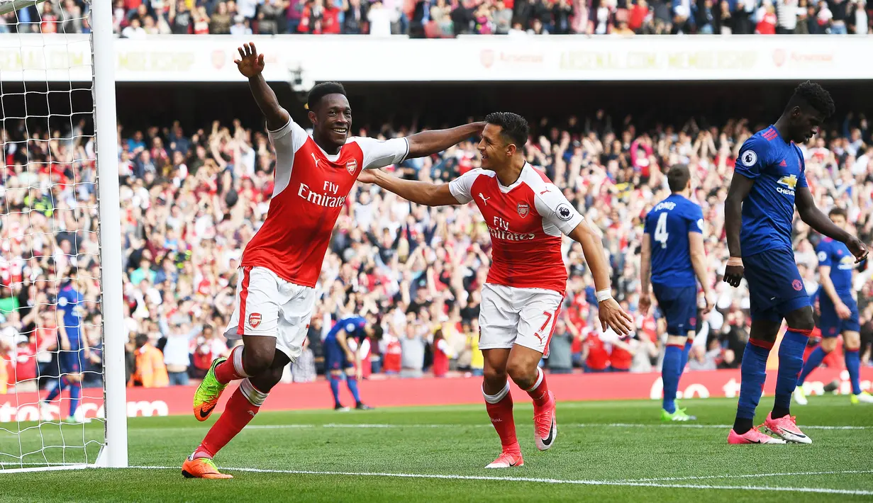 Striker Arsenal, Danny Welbeck, merayakan gol nya ke gawang Manchester United dalam laga lanjutan Liga Inggris di Stadion Emirates, Minggu (07/05/2017). Arsenal berhasil menang dengan Skor 2-0. (EPA/Facundo Arrizabalaga)