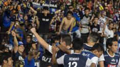 Suporter Arema FC, Aremania, merayakan gol yang dicetak Ahmed Atayev ke gawang Persija Jakarta pada laga Liga 1 di SUGBK, Jakarta, Sabtu (31/3/2018). Persija menangn 3-1 atas Arema FC. (Bola.com/Vitalis Yogi Trisna)