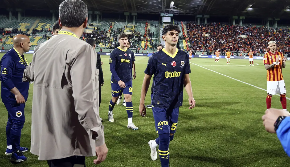 Keputusan tersebut membuat Fenerbahce geram dan bahkan mengancam untuk meninggalkan Liga Turki. Skuad berjuluk Sarı Kanaryalar itu menyebut keputusan mundur ini semata bukan soal agenda pertandingan. Mereka berharap ada perbaikan total dari federasi soal sepakbola Turki. (AP Photo/Dia Images/Huseyin Yavuz)