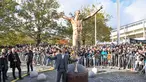 Bintang sepak bola Swedia Zlatan Ibrahimovic berpose dengan patung yang menyerupainya dekat Stadion Malmo, Malmo, Swedia, Selasa (8/10/2019). Ibrahimovic dikokohkan statusnya sebagai ikon Kota Malmo lewat sebuah patung. (Johan NILSSON/TT News Agency/AFP)