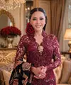 Lewat unggahan terbarunya di media sosial, Maia tampil bak Kartini era kini dalam balutan kebaya merah marun rancangan Anne Avantie yang memancarkan kesan elegan sekaligus berwibawa. [@maiaestiantyreal].