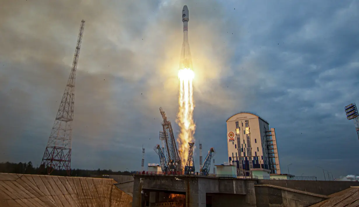 Roket Soyuz-2.1b dengan stasiun otomatis pendarat bulan Luna-25 lepas landas dari landasan peluncuran di Kosmodrom Vostochny di Timur Jauh Rusia, pada Jumat, 11 Agustus.  (Roscosmos State Space Corporation via AP)