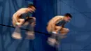 Perenang Rusia, Aleksandr Bondar dan Viktor Minibaev saat beraksi di nomor lompat indah sinkronisasi pada ajang Kejuaraan Akuatik Eropa di Duna Arena, Budapest, Hungaria, (15/5/2021). (AFP/Attila Kisbendek)