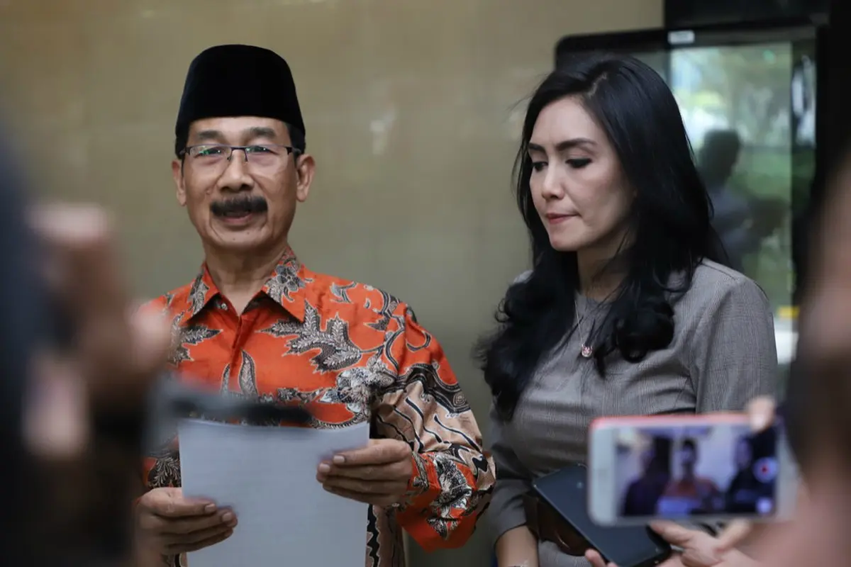 Bupati Kabupaten Solok Selatan Muzni Zakaria dan anggora Fraksi PDIP Rieke Diah Pitaloka ke Kemenpan-RB untuk menyerahkan berkas CPNS dokter gigi Romi.