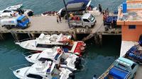 Pengisian BBM dari jerigen di atas mobil pick up ke kapal wisata di Dermaga Labuan Bajo (Liputan6.com/ Ola Keda)