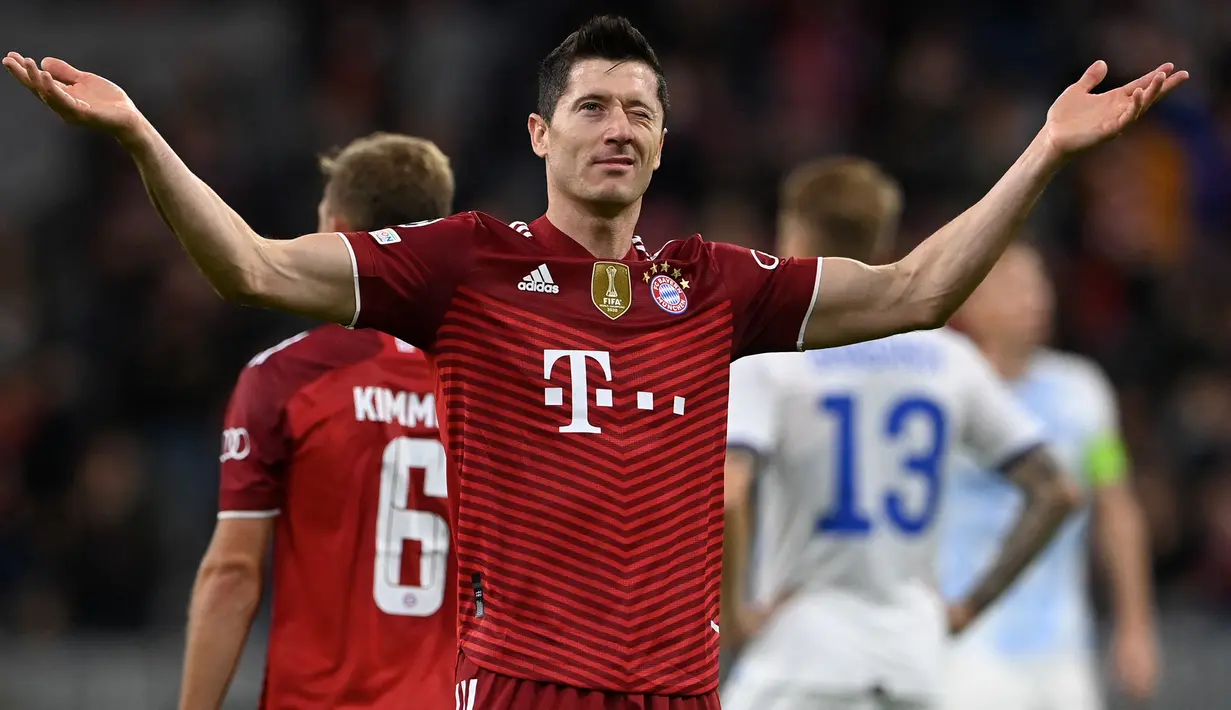 Robert Lewandowski. Striker Polandia berusia 33 tahun yang kini memasuki musim ke-8 bersama Bayern Munchen ini total mencetak 14 gol di 16 Besar Liga Champions. Gol teranyarnya dicetak saat Bayern Munchen menang 2-1 atas tamnya Lazio(17/3/2021) di leg kedua musim 2020/2021. (AFP/Christof Stache)