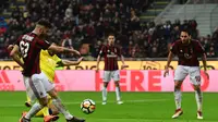 Striker AC Milan, Patrick Cutrone saat mencetak gol ke gawang Chievo. (MIGUEL MEDINA / AFP)