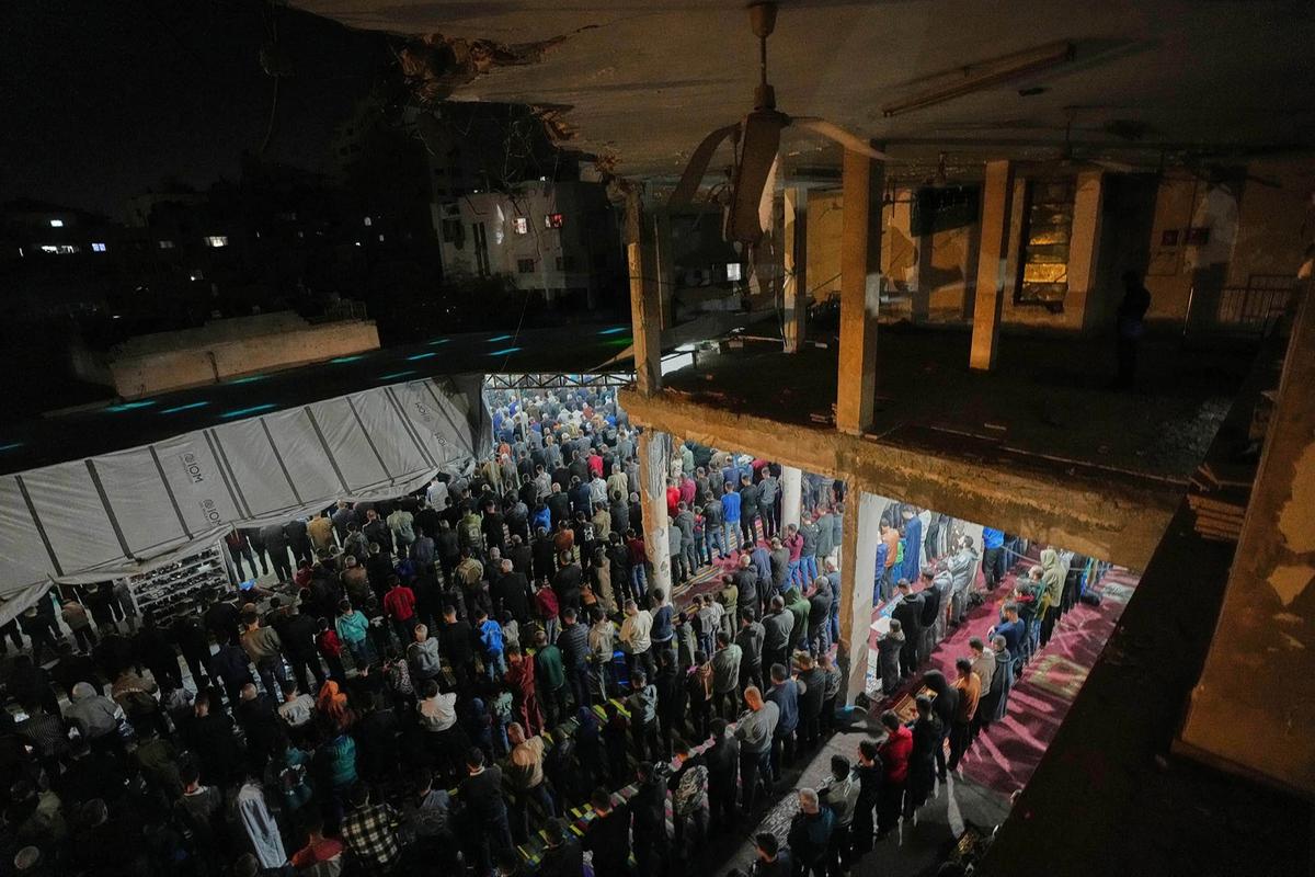 FOTO: Warga Gaza Sambut Ramadan dengan Tarawih di Masjid Terdampak Perang