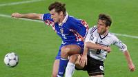 Lothar Matthaus. Gelandang Jerman yang kini berusia 61 tahun dan pensiun pada 2001 ini memiliki total 150 caps dan terpilih memperkuat Der Panzer dalam 5 edisi Piala Dunia, mulai 1982 hingga 1998. Tampil dalam 25 laga, Jerman dibawanya juara pada edisi 1990 di Italia. (AFP/Gerard Malie)