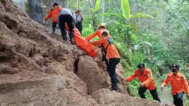 Jasad wanita muda bertato ditemukan di bawah jembatan Sungai Kemadu, Desa Ngadisono, Kecamatan Kaliwiro, Wonosobo. (Foto: Liputan6.com/Dok. Kominfo Wonosobo)
