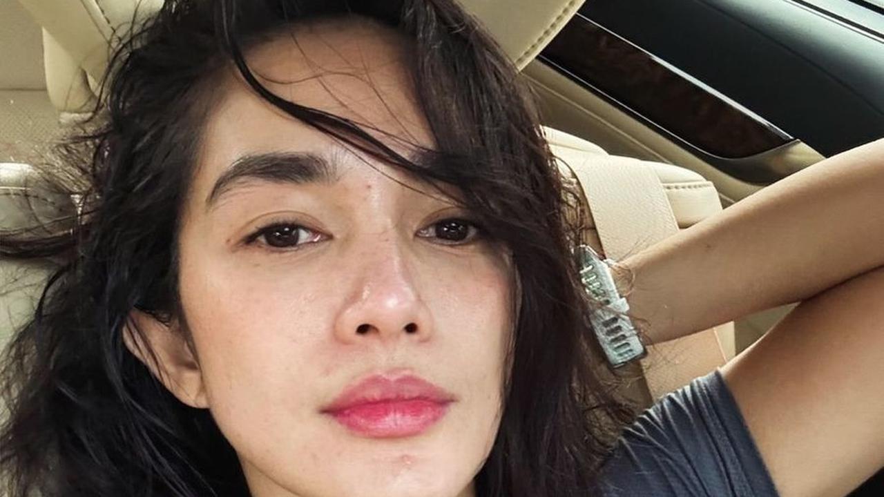Meskipun biasanya tampil dengan rambut panjang, penampilannya semakin menawan dan awet muda dengan gaya rambut pendek yang baru.<br>