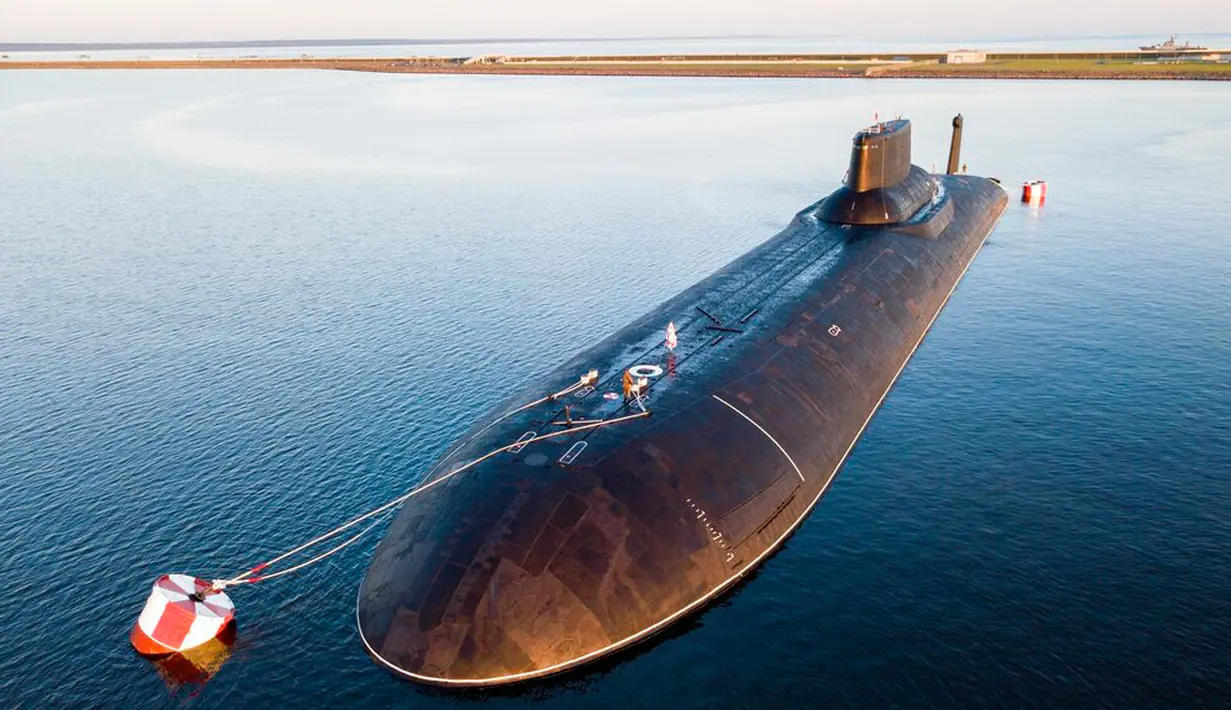 Kapal selam nuklir Rusia Dmitry Donskoy ditambatkan dekat Kronstadt, kota pelabuhan 30 km (19 mil) barat St. Petersburg, Rusia, 29 Juli 2017. Para analis mengatakan Moskow kemungkinan akan mengerahkan satu atau lebih bom nuklir "taktis". (AP Photo, File)