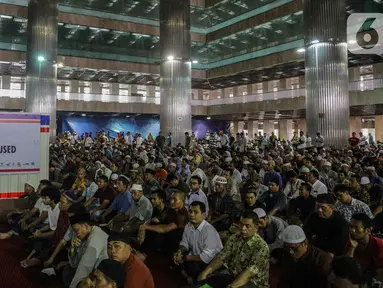 Jemaah mendengarkan ceramah saat melaksanakan salat Jumat di samping renovasi Mesjid Istiqlal, Jakarta, Jumat (1/11/2019). Renovasi ditargetkan rampung pada Maret 2020 sehingga dapat dimanfaatkan pada Bulan Ramadan tahun depan. (Liputan6.com/Faizal Fanani)