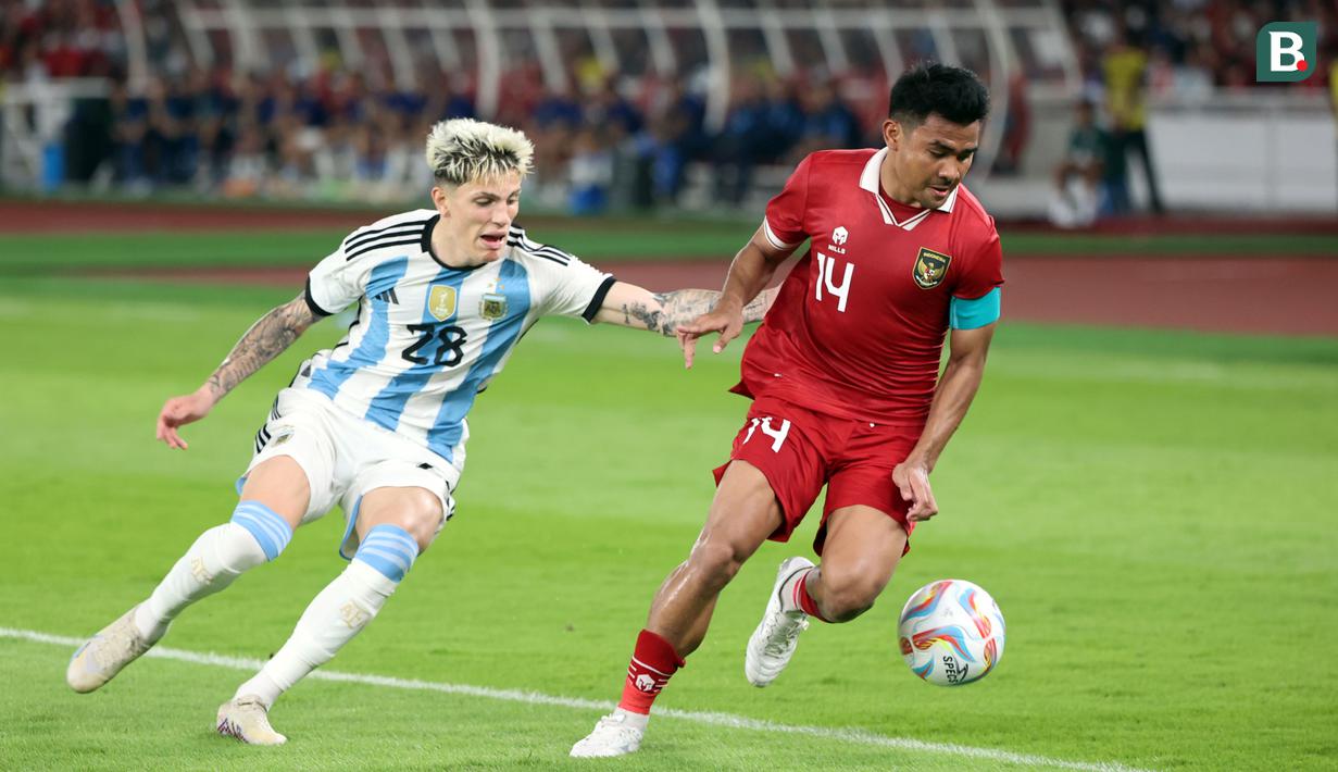 <p>Pemain Timnas Argentina, Alejandro Garnacho (kiri), berusaha&nbsp;merebut bola dari pemain Timnas Indonesia, Asnawai Mangkualam dalam pertandingan FIFA Matchday 2023 yang berlangsung di Stadion Utama Gelora Bung Karno, Jakarta, Senin (19/6/2023). (Bola.com/Abdul Aziz)</p>