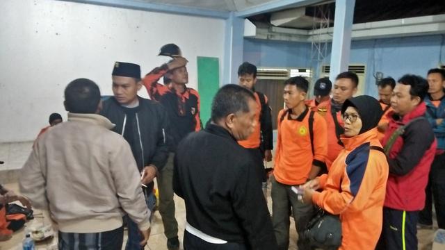 Tim SAR Gabungan berkoordinasi untuk mencari empat korban yang dinyatakan hilang hanyut di Sungai Rajasa, Belik, Pemalang. (Foto: Liputan6.com/BPBD Pemalang/Muhamad Ridlo)