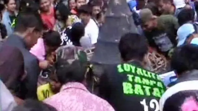 Warga Berebut Gunungan Hasil Bumi