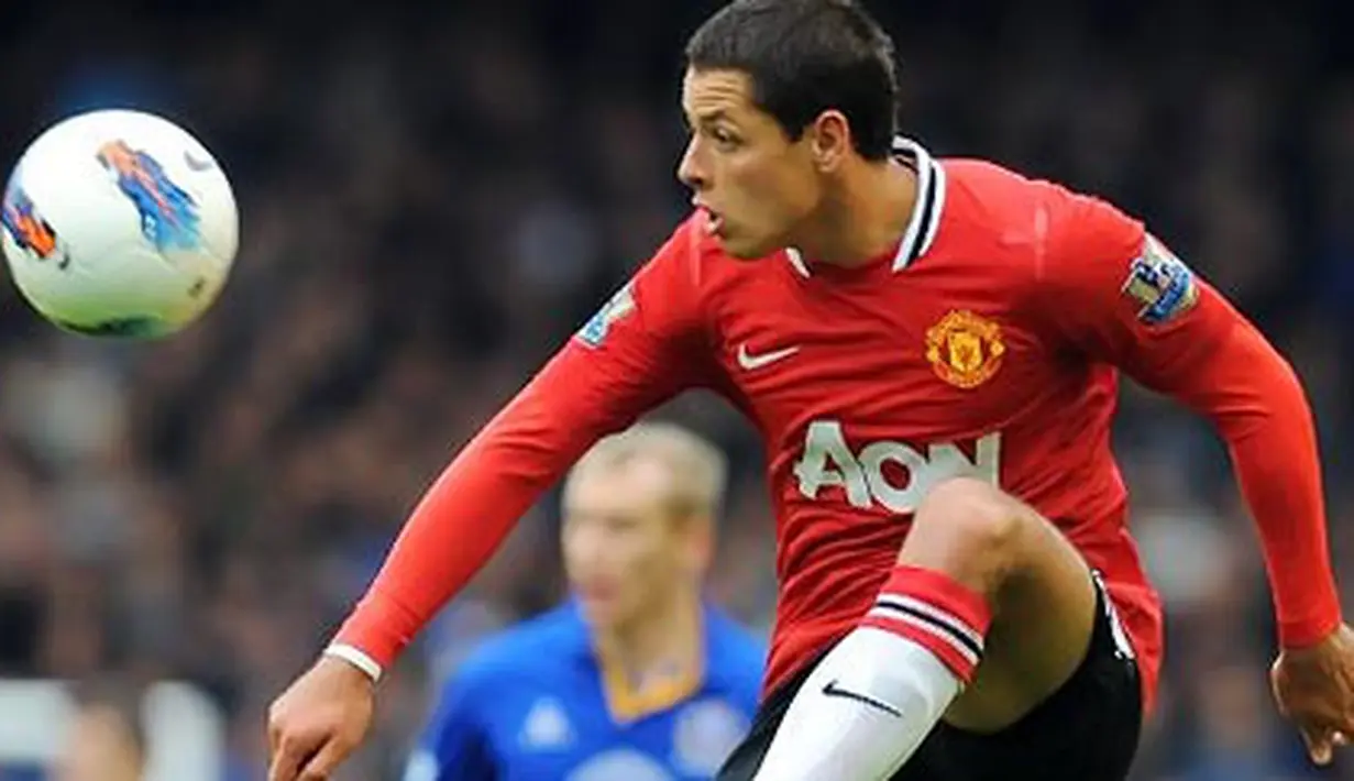 Striker Manchester United Javier Hernandez mengontrol bola pada partai lanjutan Liga Premier melawan Everton di Goodison Park, Liverpool, 29 Oktober 2011. AFP PHOTO/ANDREW YATES