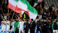 Para pemain dan tim teknis Iran merayakan kemenangan setelah pertandingan kualifikasi Piala Dunia FIFA 2026 zona Asia Grup A antara Iran dan Uzbekistan, pada 25 Maret 2025 di Teheran. (AFP)
