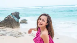 Dalam Instagramnya, selain unggah penampilannya di web series terbarunya. Ia pun beberapa kali unggah potretnya saat liburan di pantai. Terlihat ia pun sudah rindu liburan dan aktivitasnya saat menikmati waktu santai di pantai. (Liputan6.com/IG/@bebytsabina)