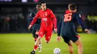 Thom Haye bermain untuk Almere City di Eredivisie 2024/2025. (Bola.com/almerecity.nl)