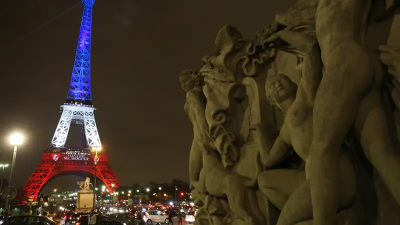 20151116-Pasca Ditutup, Menara Eiffel Disinari Warna Bendera Prancis