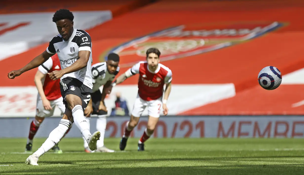 Striker Fulham, Josh Maja melakukan eksekusi penalti yang berbuah gol ke gawang Arsenal dalam laga lanjutan Liga Inggris 2020/2021 pekan ke-32 di Emirates Stadium, Minggu (18/4/2021). Fulham bermain imbang 1-1 dengan Arsenal. (AP/Julian Finney/Pool)