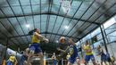 Pebasket Merpati Bali, Dewa Ayu (kiri) mencoba melakukan umpan melawati lawan saat sesi latihan tim di Futsal Hut, Asaba Arena, Jumat (20/1/2017).  (Bola.com/Nicklas Hanoatubun)
