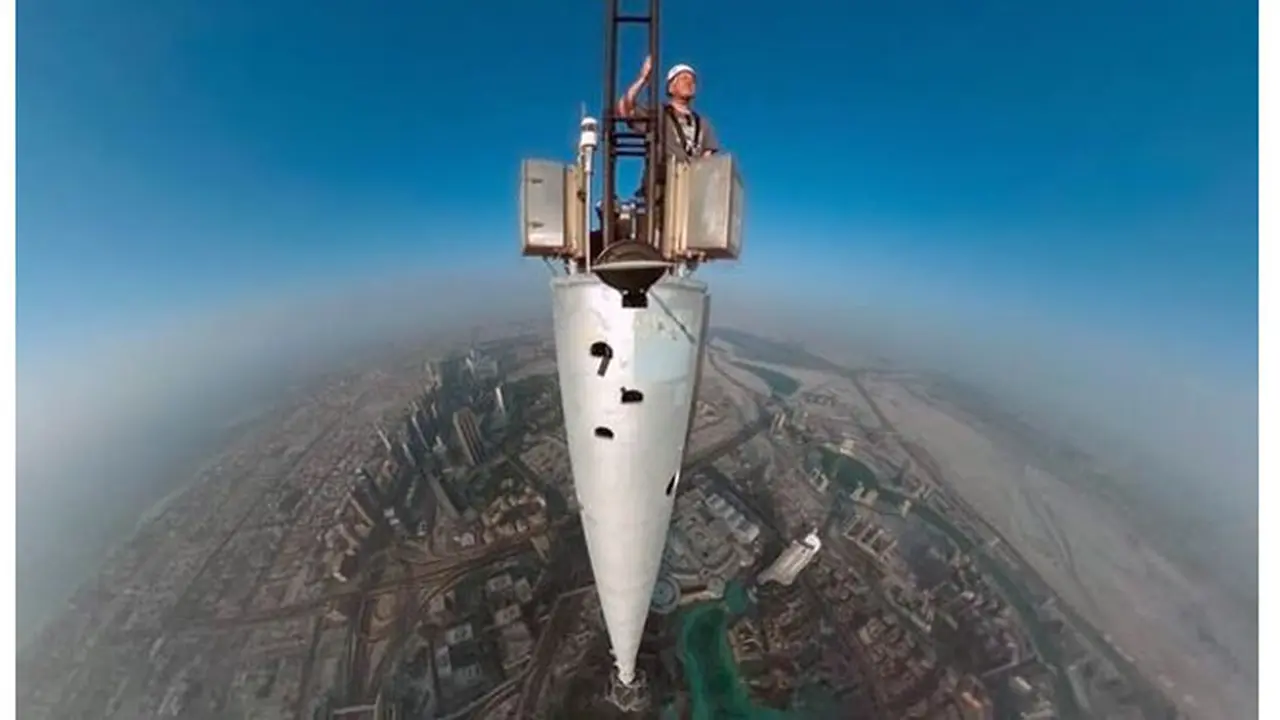 Fotografer Ini Nekat Foto Selfie di Ketinggian 907 Meter