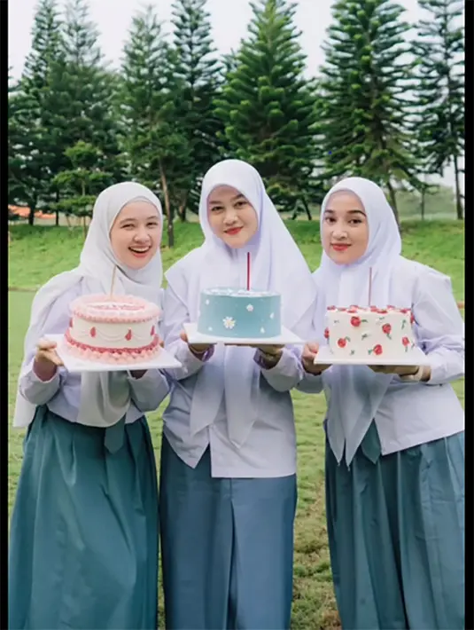 "29..? Engga kok masih 16Terima kasih Ya Allah atas segala kesempatan, takdir dan perjalanan indah menuju 29 tahun ini. Aku percaya semua yg terjadi adalah sebaik-baiknya takdir untukku. Bersyukur bersyukur bersyukur, Alhamdulillah," tulisnya dalam unggahan 25 Mei. [Instagram/adindaamiraa]