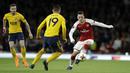 Pemain Arsenal, Mesut Ozil, berusaha melewati pemain Atletico Madrid, Lucas Hernandez, pada laga Liga Europa di Stadion Emirates, Kamis, (26/4/2018). (AP Photo/Matt Dunham)