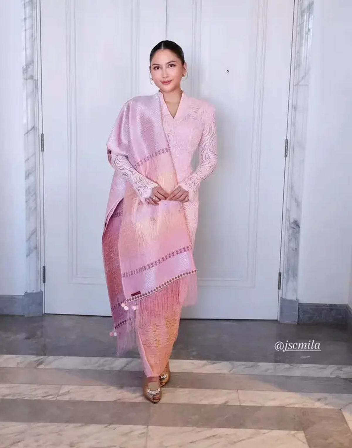 Pesona Jessica Mila Tampil Serba Pink Padukan Kebaya Pink dengan Songket Batak saat Pembaptisan Putrinya